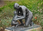 Wien, Denkmal nahe dem Wiener Naschmarkt "Mutter und Kind"